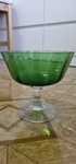 Tigela com pé alto com tonalide verde.