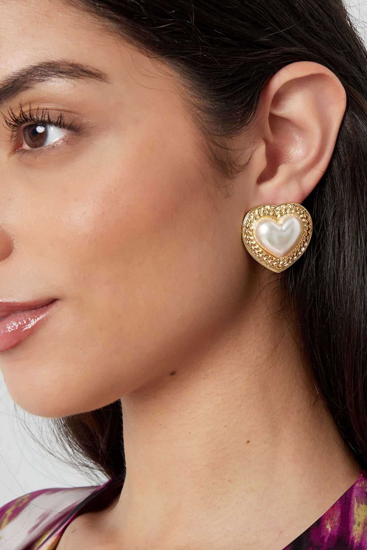 Brincos Coração Dourado com Pérola – Para um Visual que Enamora!