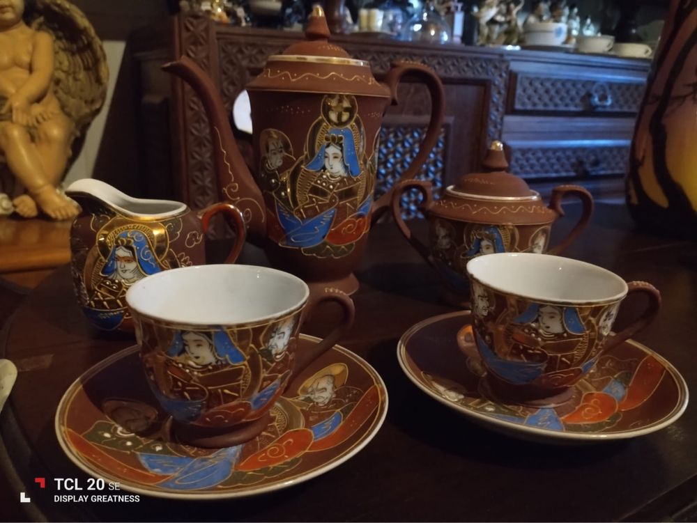 Conjunto de bule, leiteira, açucareiro e duas chávenas com pires