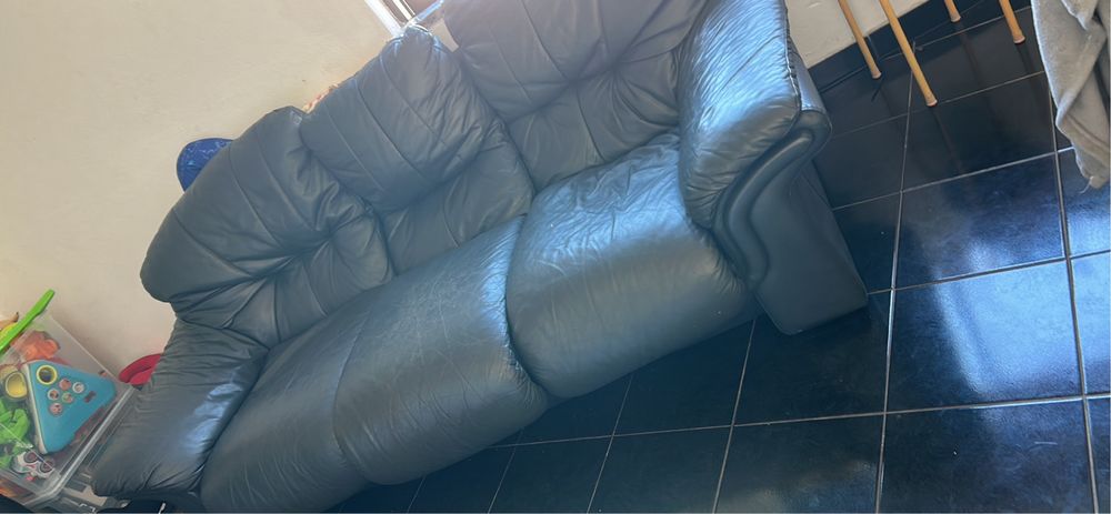 Vendo sofa de 3 lugares preto de couro