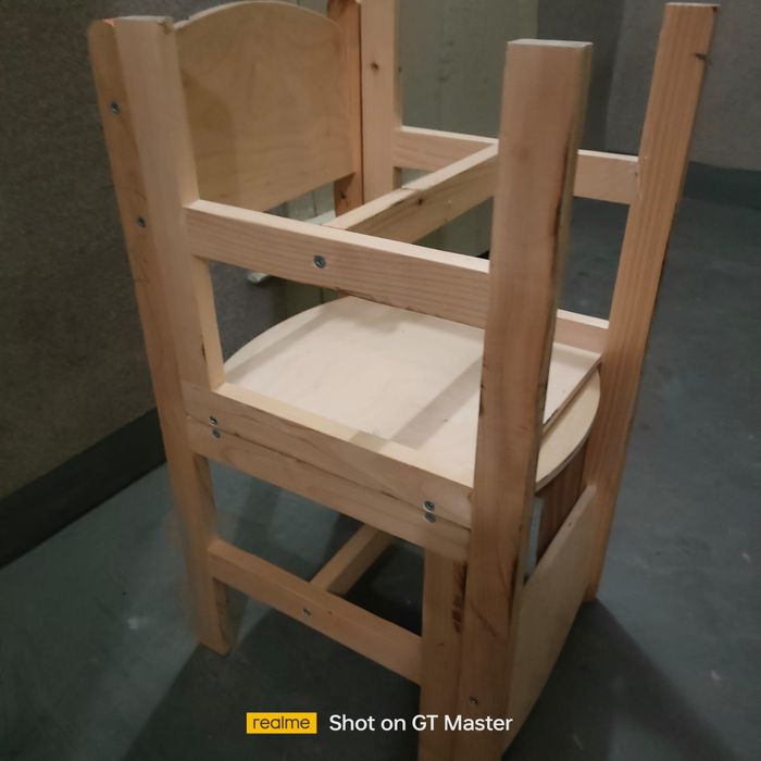 Dwa krzesełka dziecięce drewniane