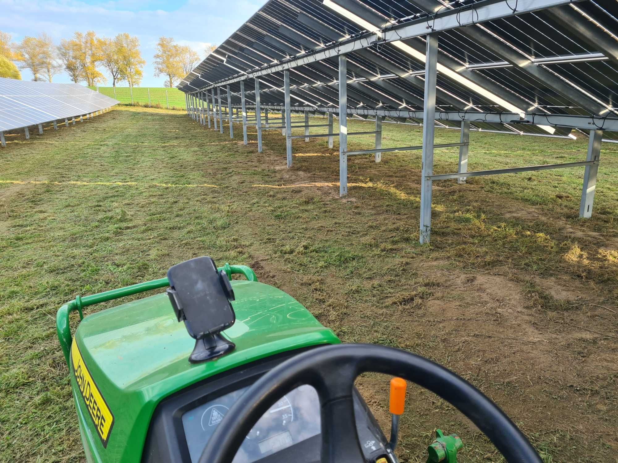 Koszenie farm fotowoltaicznych trawy koszenie farmy paneli nieuzytkow