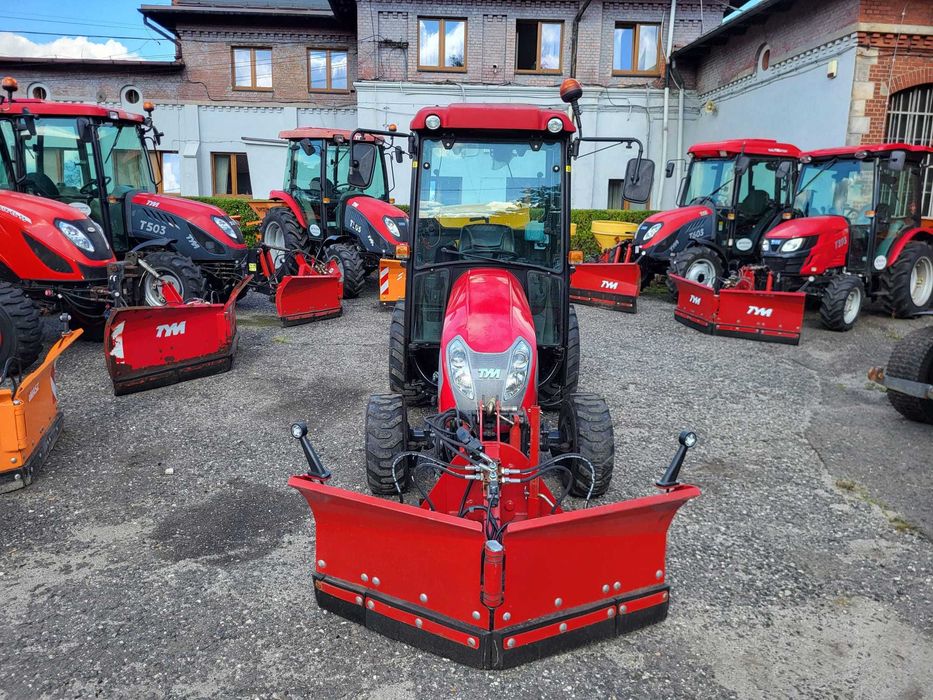 Ciągnik komunalny TYM T273 HST z przednim TUZ-em