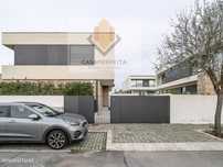 Moradia T4 de Luxo com 4 Frentes, 4 Suites, Elevador, Piscina e Jar...