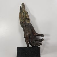 Скульптура  Le Don  рука