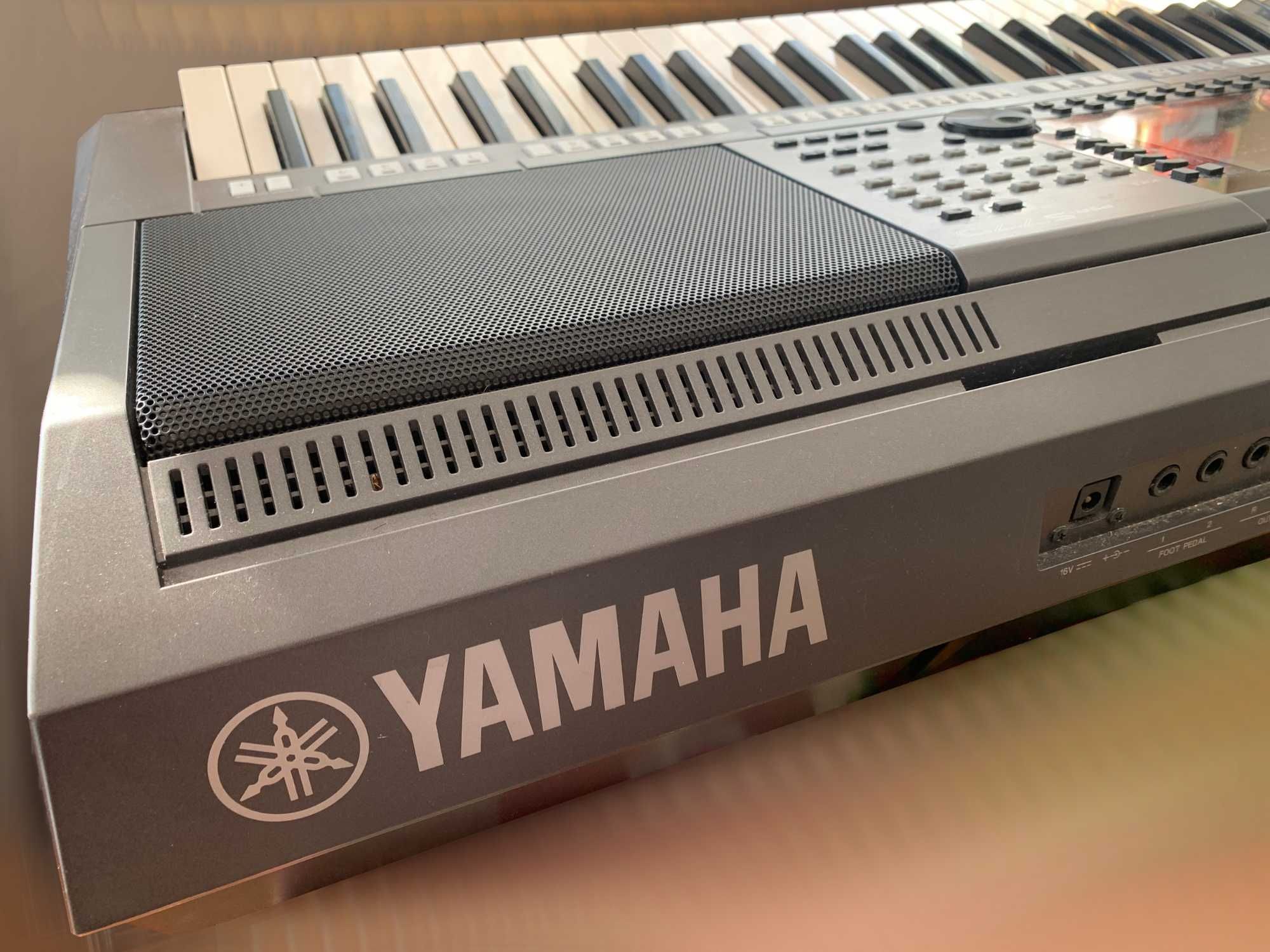 Yamaha PSR S770 Запакована професійними стилями.