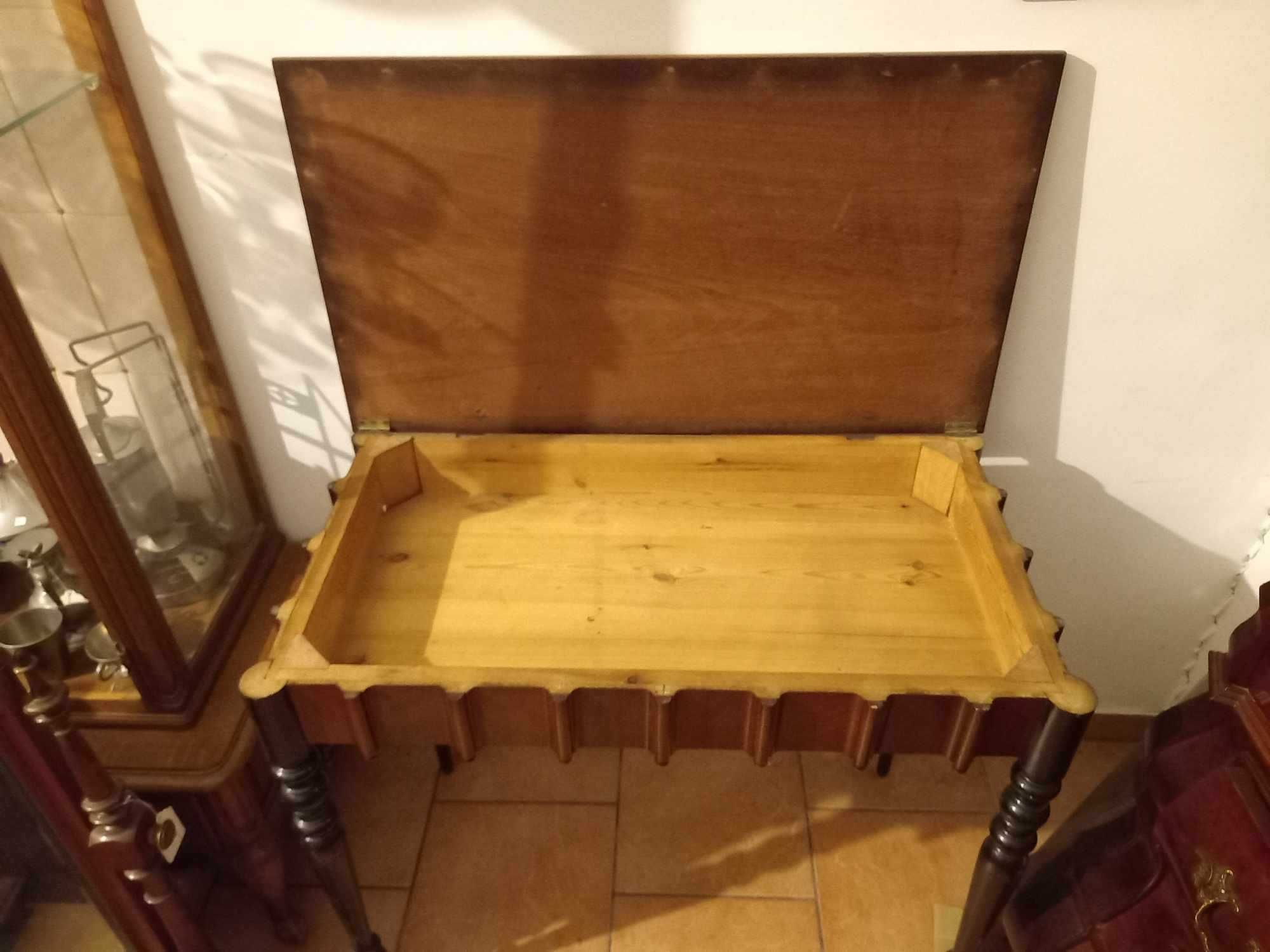 Biurko przyścienne z podnoszonym blatem