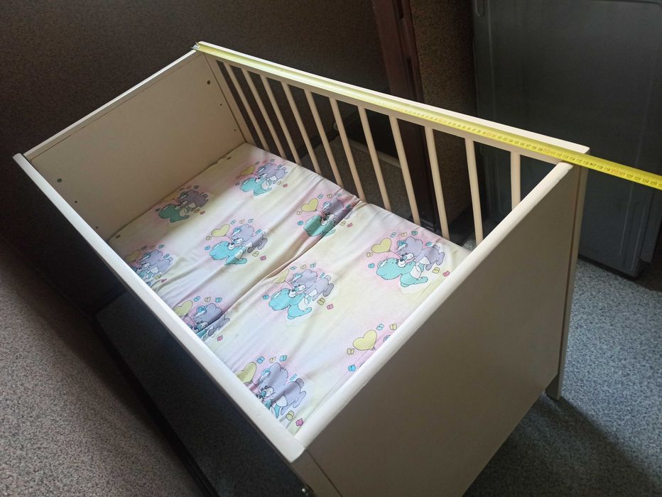 Solidne łóżeczko dla dziecka, drewniane, składane