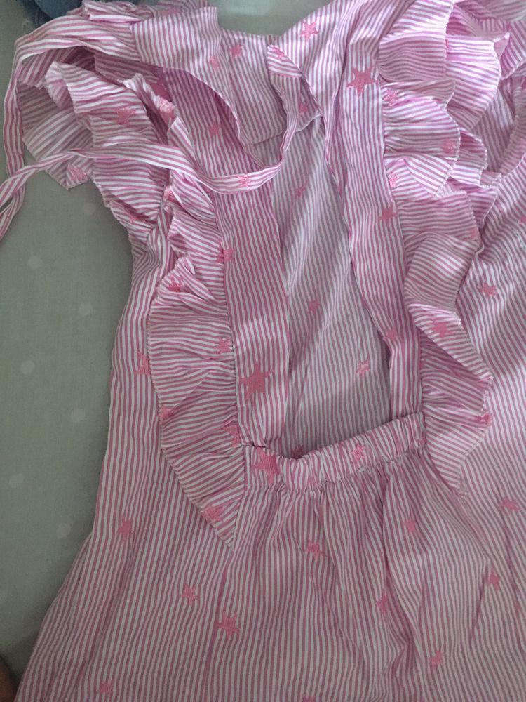 Camisa aberta nas costas