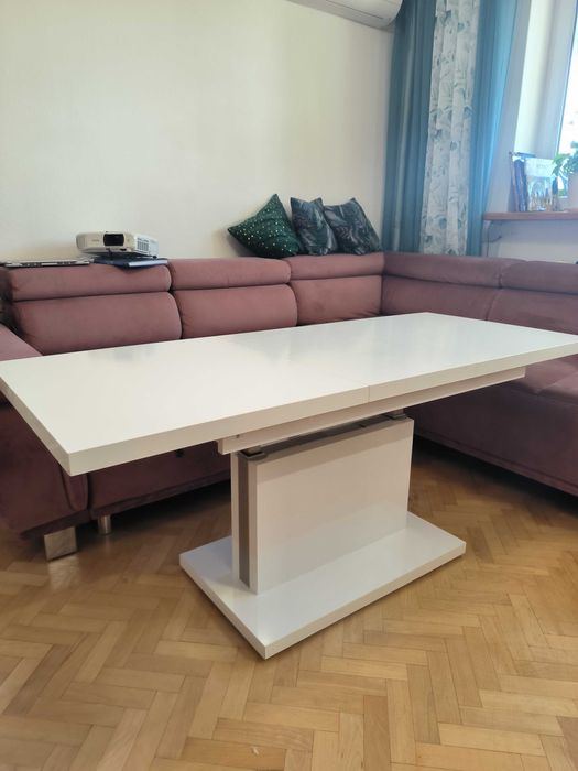 Biały stolik rozkładany do salonu lub jadalni