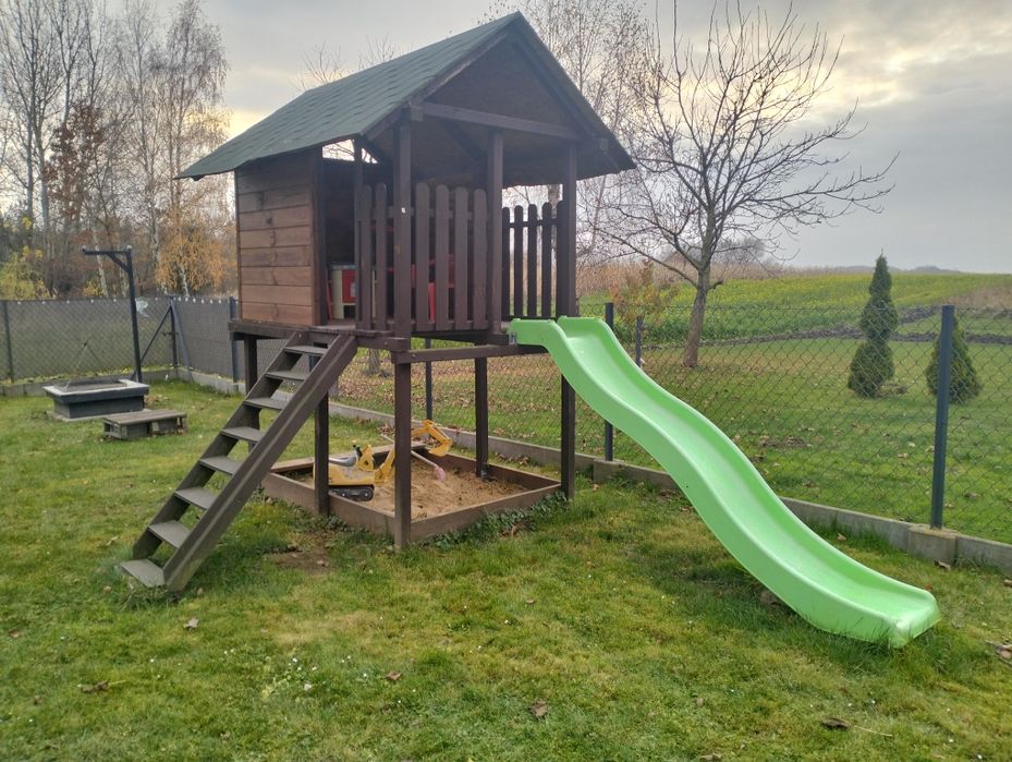 Plac zabaw domek ze zjeżdżalnią