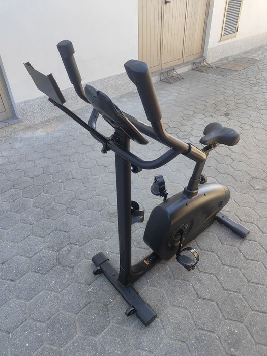 Bicicleta estática que permite aceder na app do telemóvel