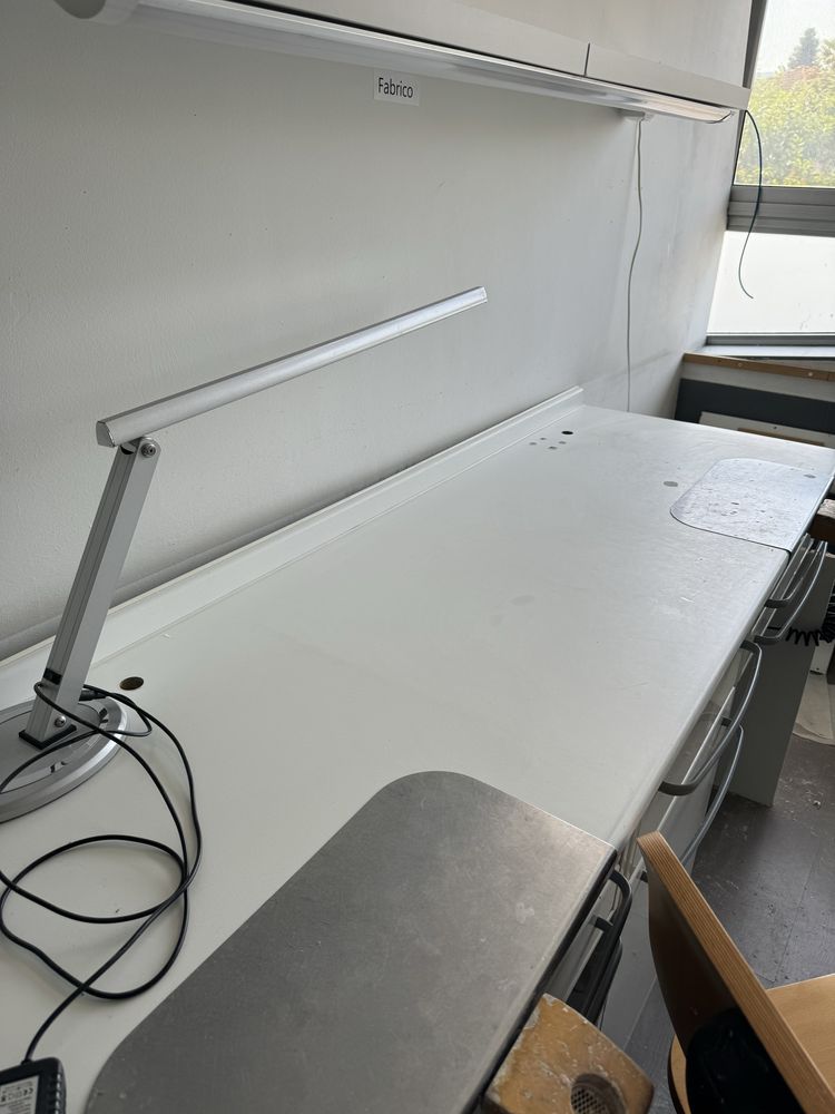 Mesa para protése dentaria com 2 postos de trabalho com 2 cadeiras