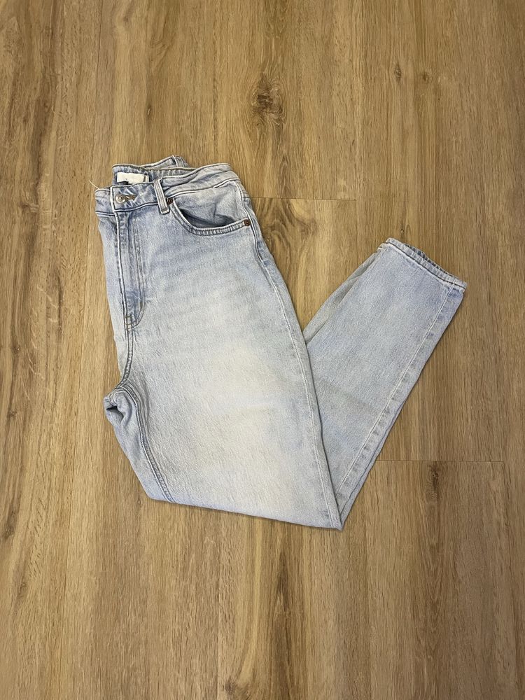 Jasne jeansy hym