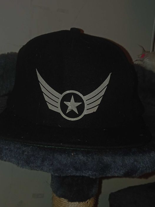 Czapka jest ładna i będzie pasować do stylu.