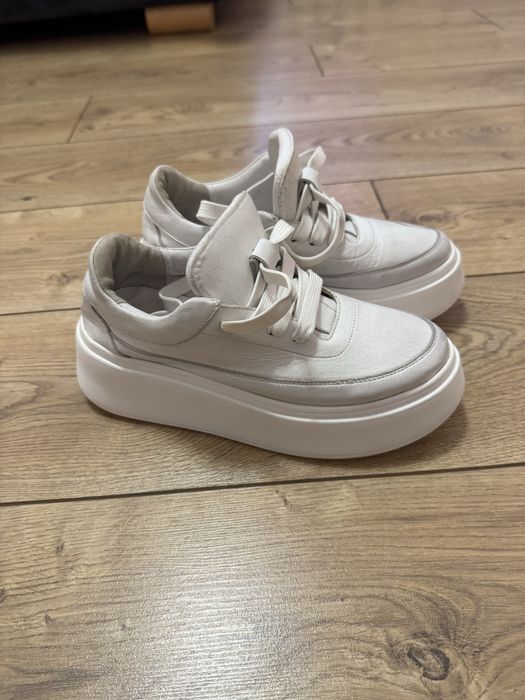 Шкіряні білі кросівки