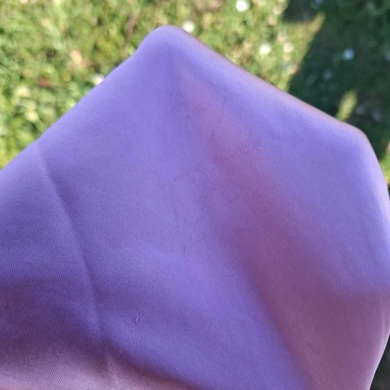 Satynowa sukienka Pretty Lavish – pudrowy róż, obcisła, rozmiar M