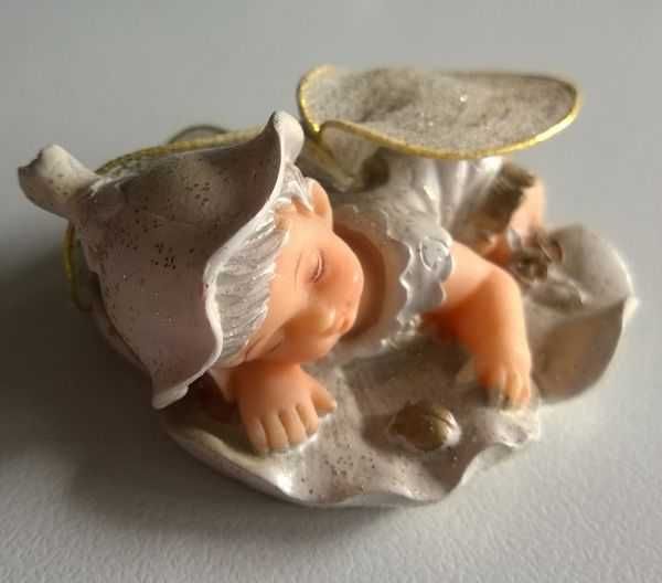Figurki Aniołków Figurka Aniołek leżący śpiący na kwiatku chmurce 3cm