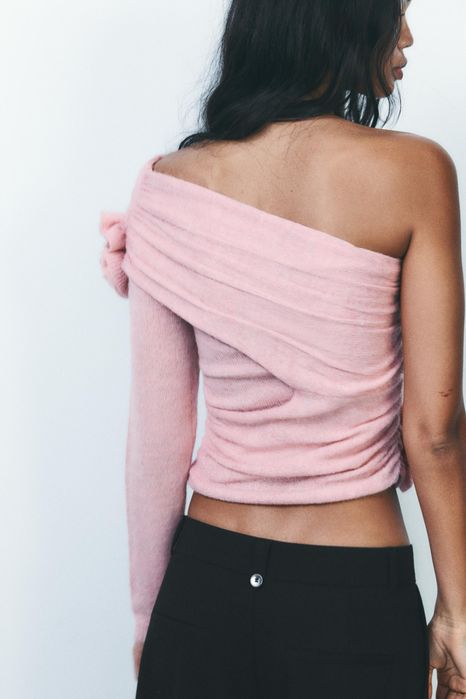 Асиметричний светр топ на одне плече з трояндами zara