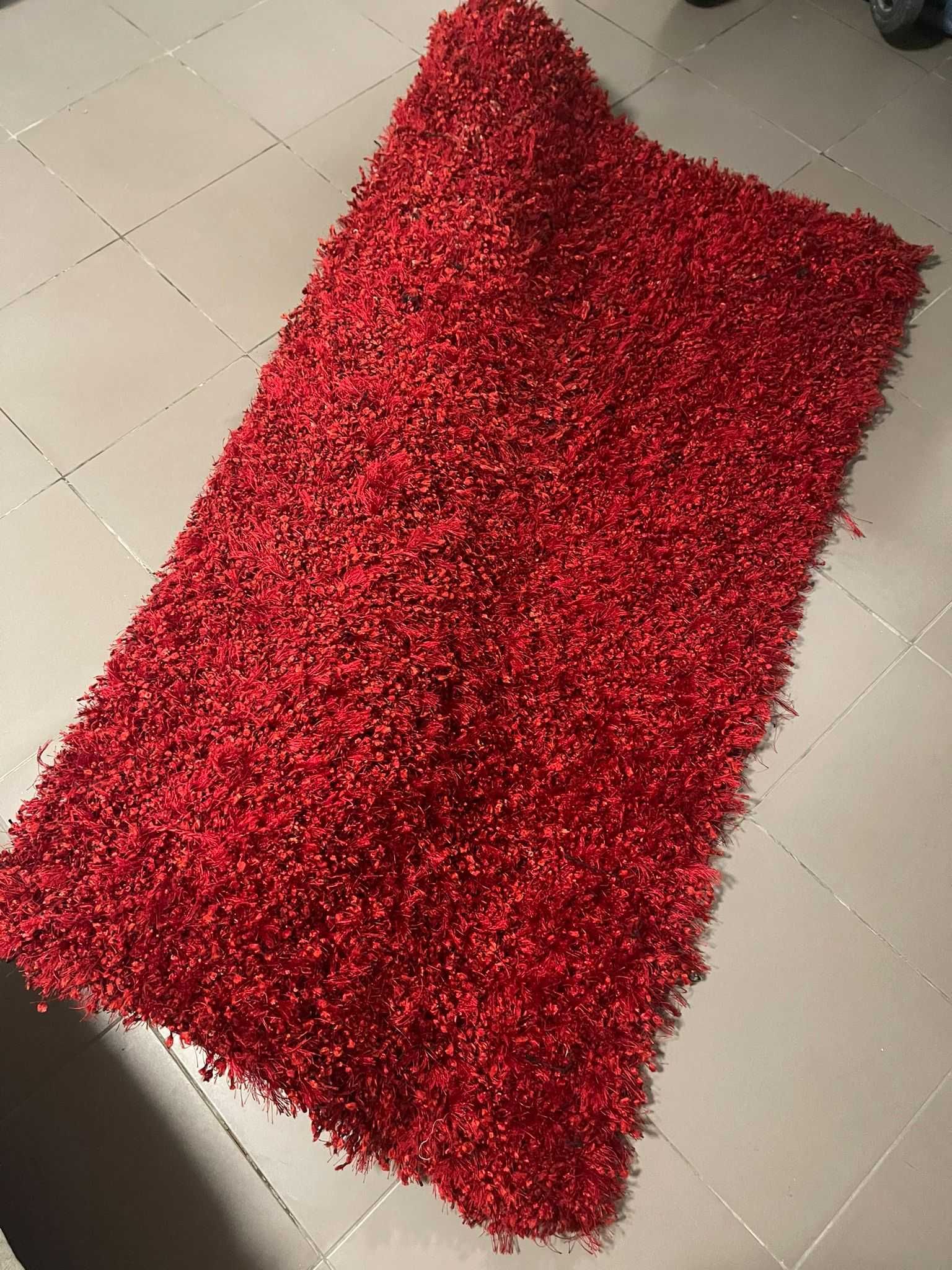 Tapete vermelho e preto