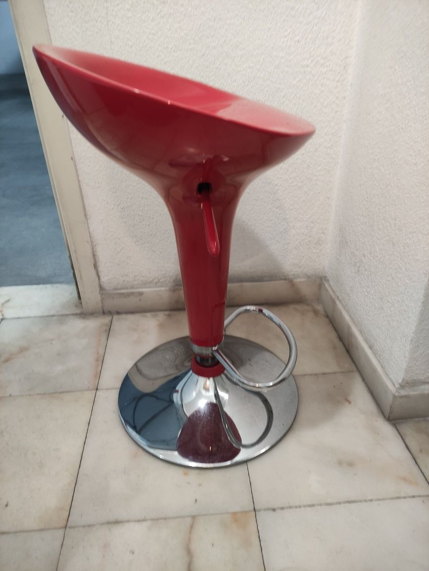 Banco vermelho elevatório estilo "bar"