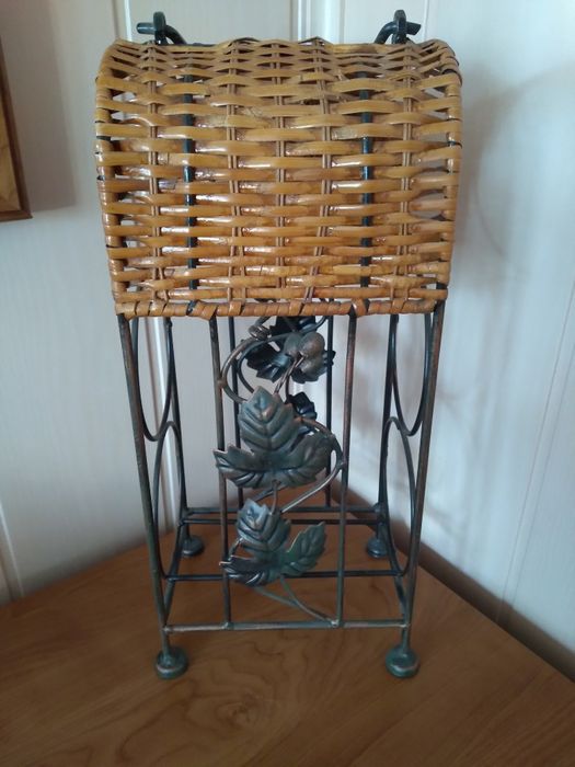 Stojak na wino metalowy