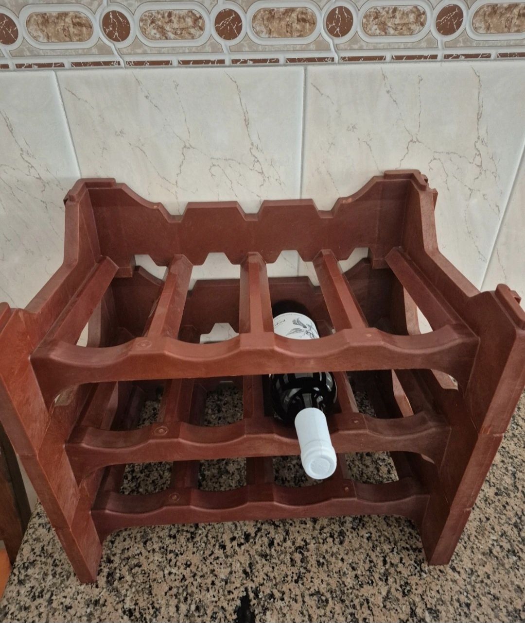 Conjunto de três módulos para guardar garrafas