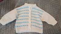 Ciepły sweterek dla niemowlaka robiony na drutach unisex