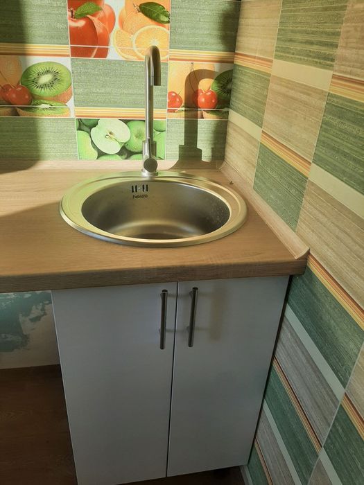 Кухонная мебель, газовая плита, мойка, смеситель.