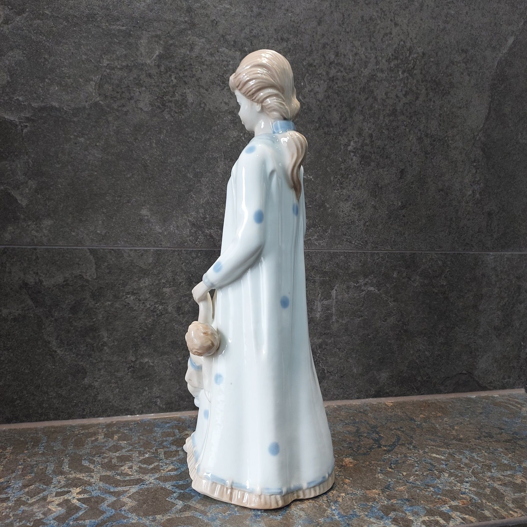 Porcelanowa figurka dziewczynka z lalką