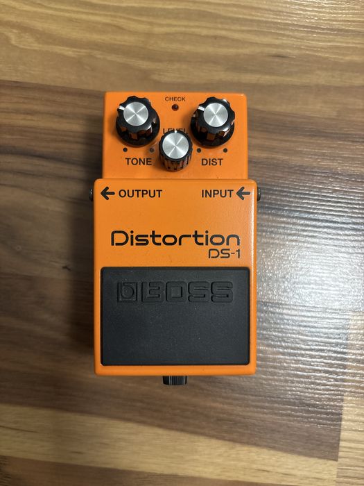 Boss DS-1 pedał.