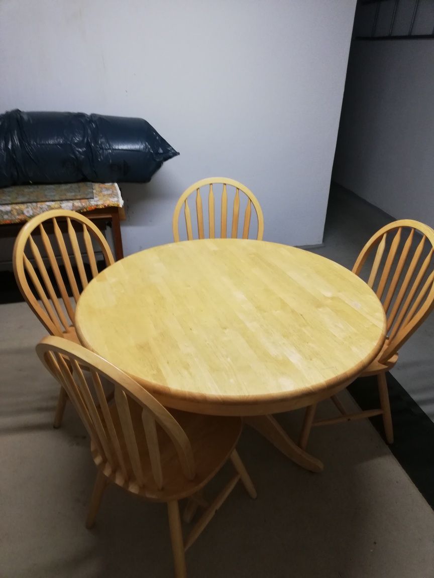 Stół i 4 krzesła.