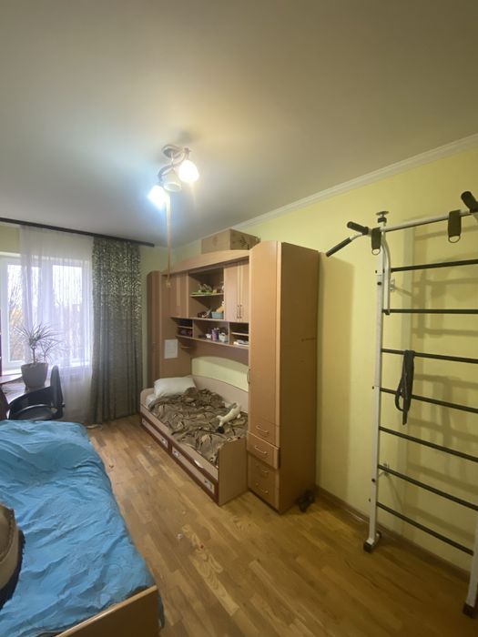 Продається 3х-кімнатна "сталінка".