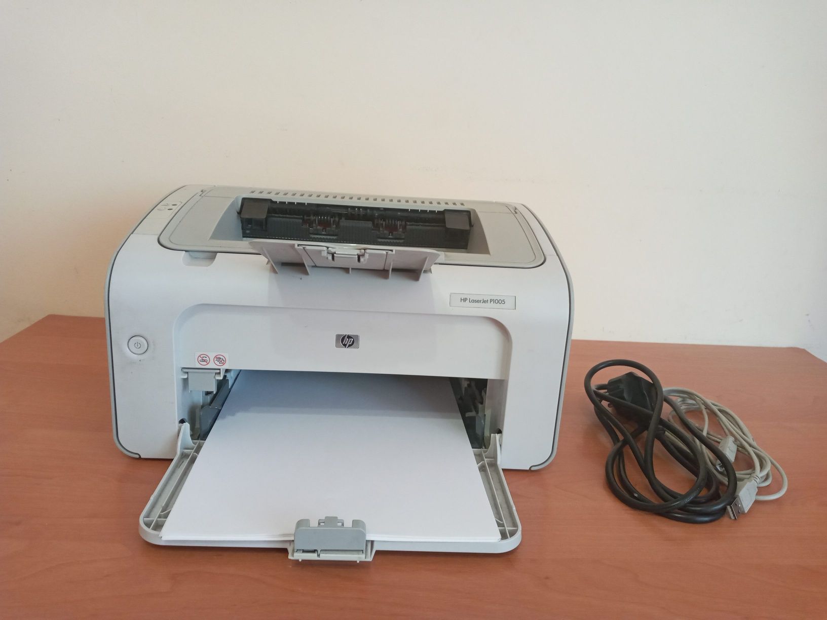 Лазерный принтер HP LaserJet P1005 + бумага и папка с файликами