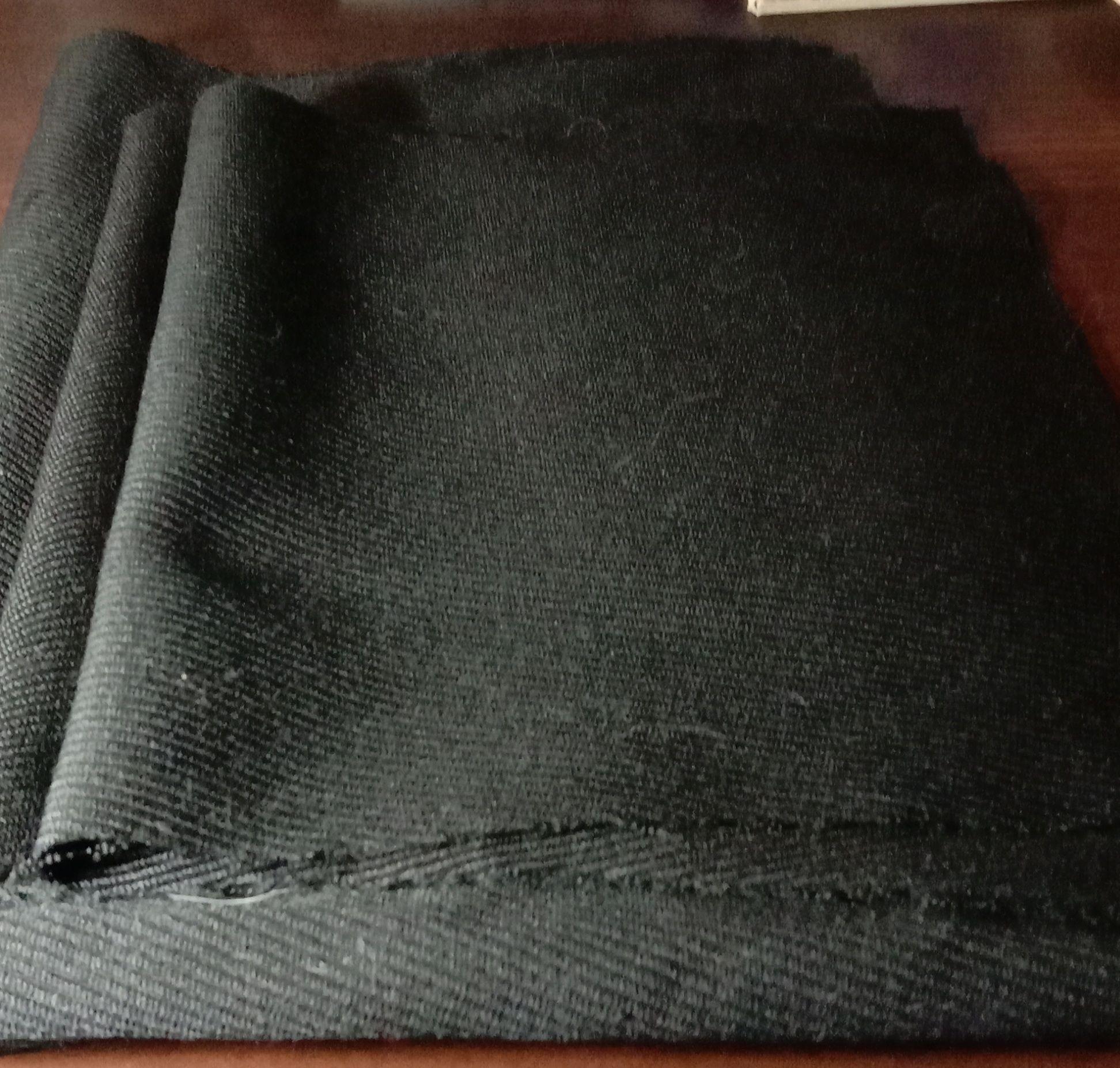 Предметы для рукоделия:  мех песца и черная юбочная ткань в 3-х кусках
