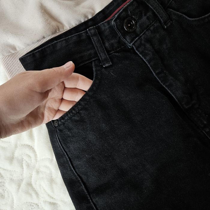 Чорна довга джинсова спідниця з розрізом збоку