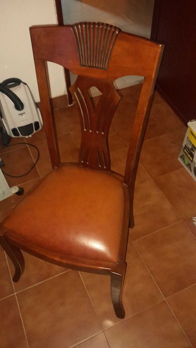 Vendo mesa com 6 cadeiras em bom estado de cerejeira maciça.