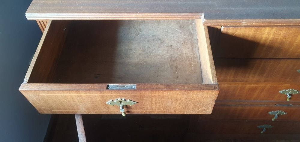 Aparador antigo em madeira maciça: conjunto com cristaleira disponível