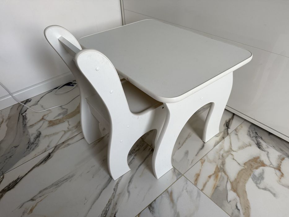 Stolik dziecięcy z dwoma krzesełkami