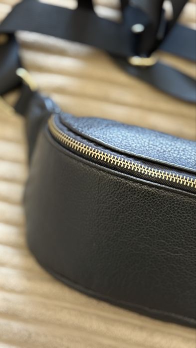 Шкіряна сумка бананка