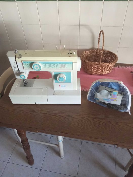 Vendo máquina de costura com as agulhas semi nova