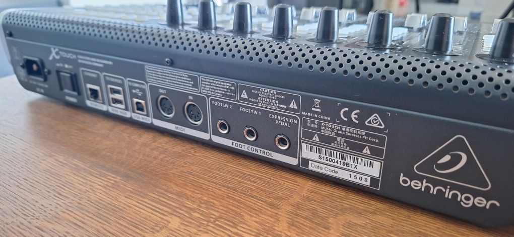 Behringer X-TOUCH - Kontroler, konsola + Extender