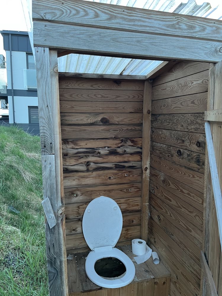 Toaleta budowlana wychodek