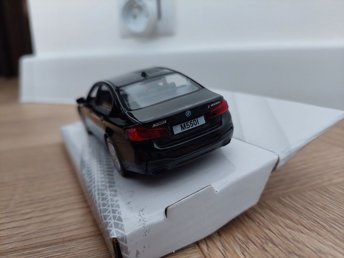 Czarne Bmw sedan m550i