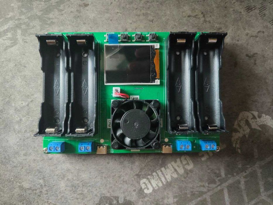 Зарядний пристрій тестер ємності та опору акумуляторів 4x 18650 li-ion