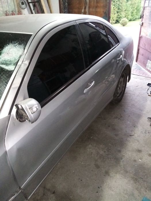 Мерседес Е270 w211