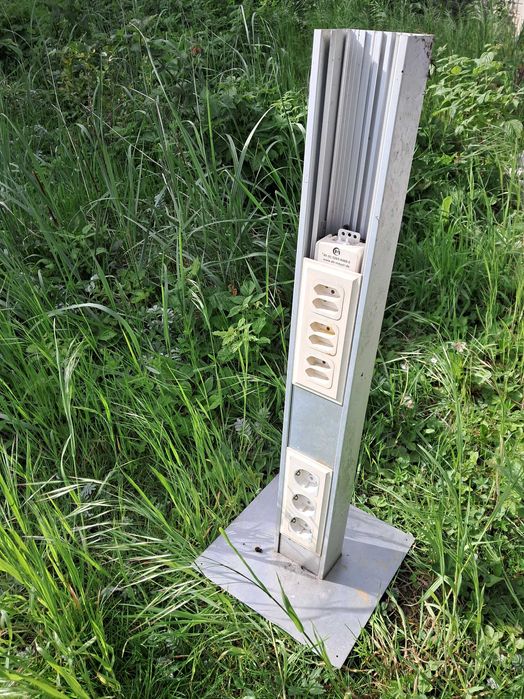 Słupek aluminiowy z gniazdkami
