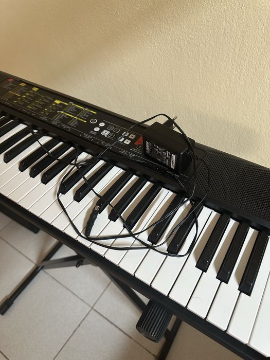 Piano Yamaha e suporte