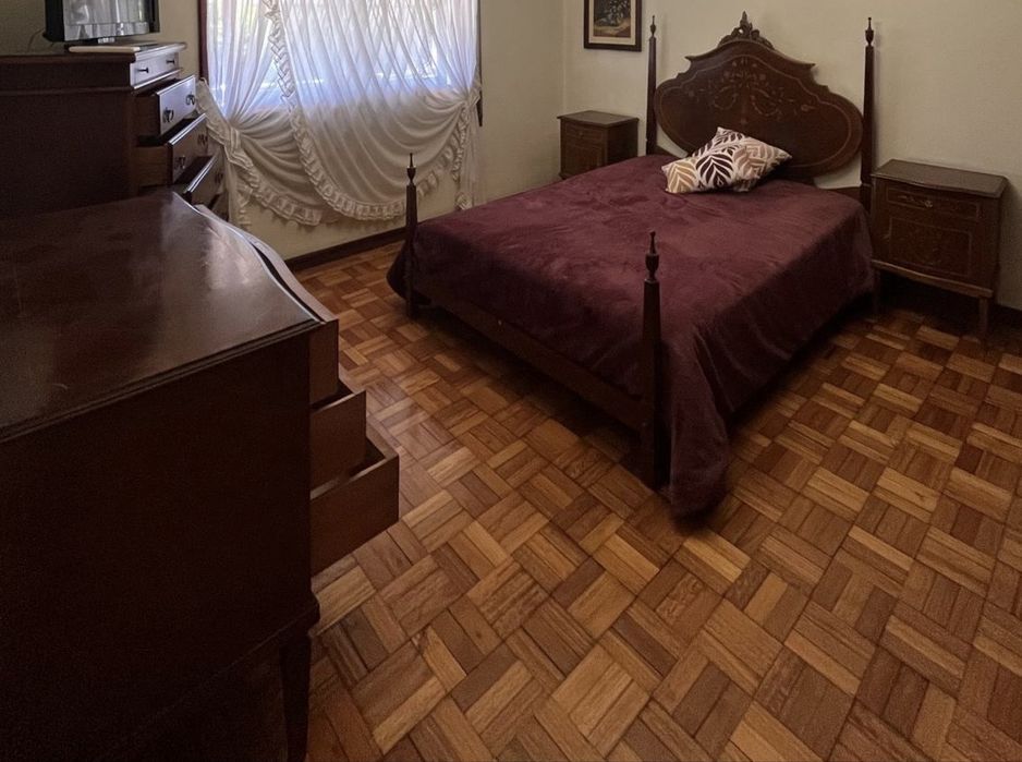 Cama + Mesinha Cabeceira + Espelho