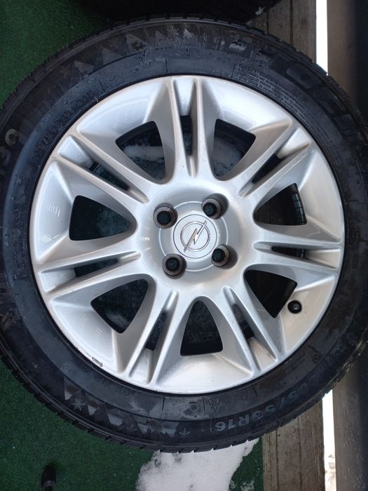Opony nowe zimowe 205/55/16 rozstaw szrub 4x100 + felgi . Cena 1000 zł